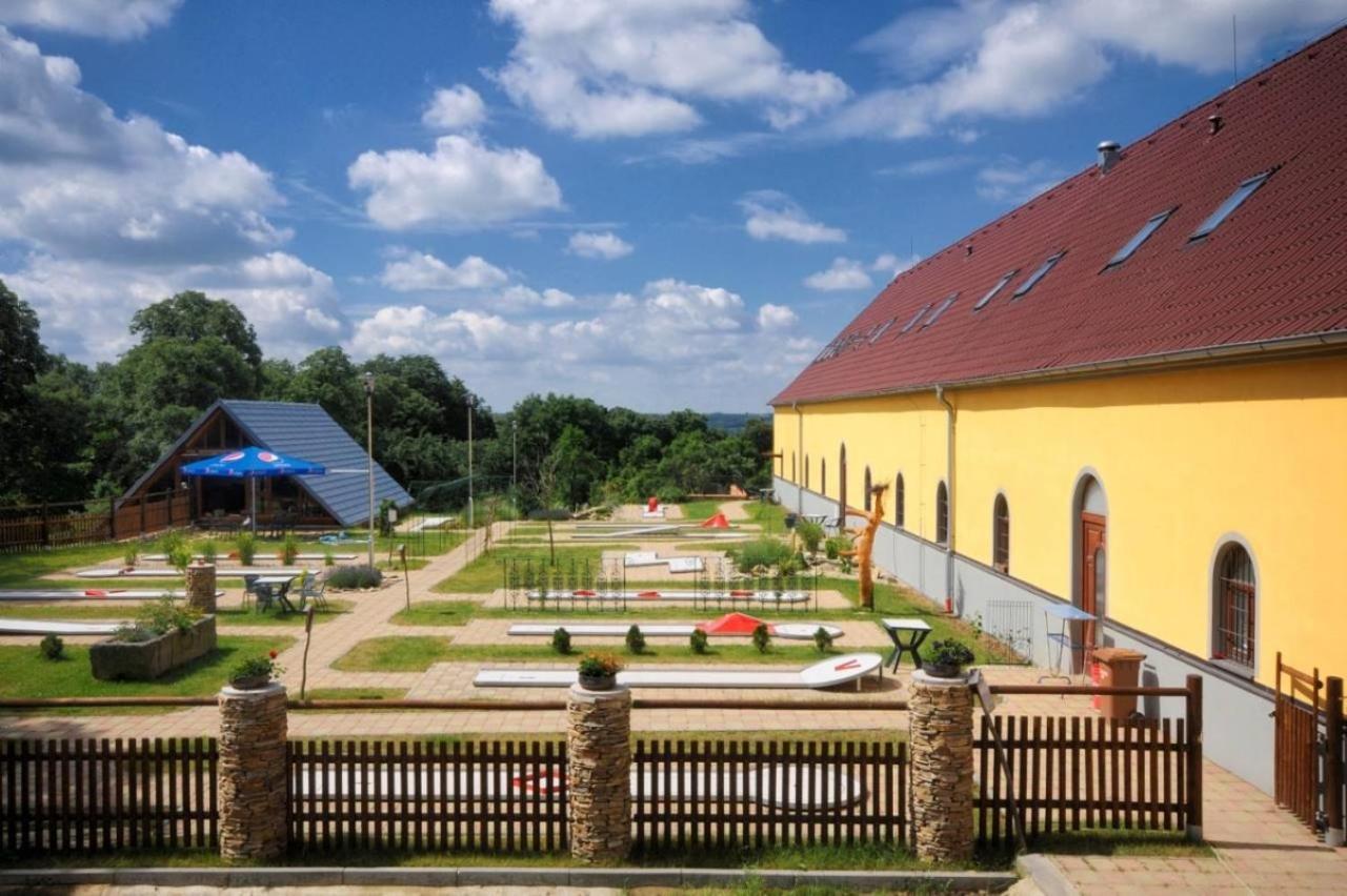 Hotel Restaurant Na Statku Náměšť nad Oslavou Exteriör bild