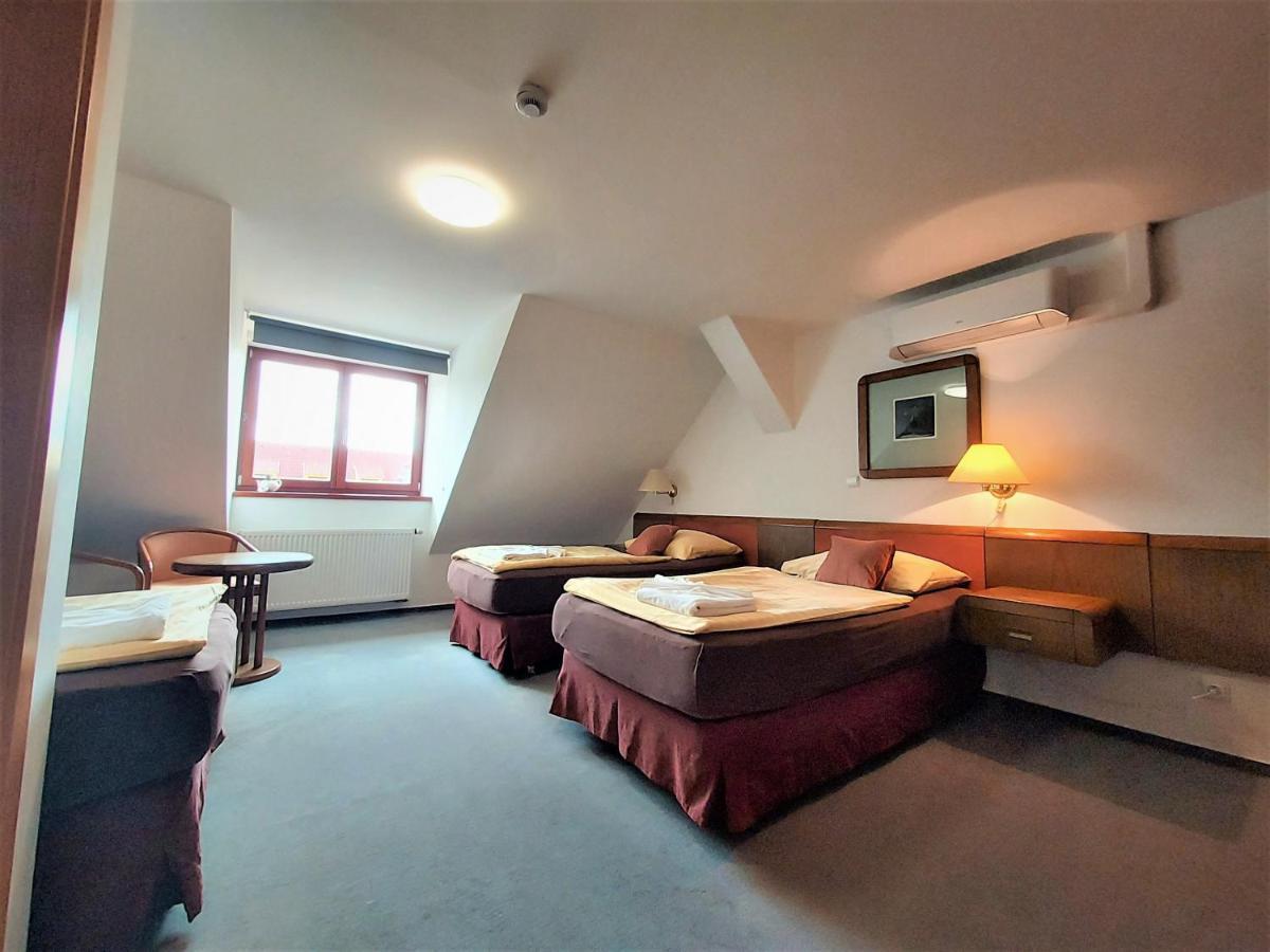 Hotel Restaurant Na Statku Náměšť nad Oslavou Exteriör bild
